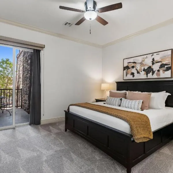 Top-Floor Desert Oasis - Balcony Fireplace Jacuzzi, hotel en Hurricane
