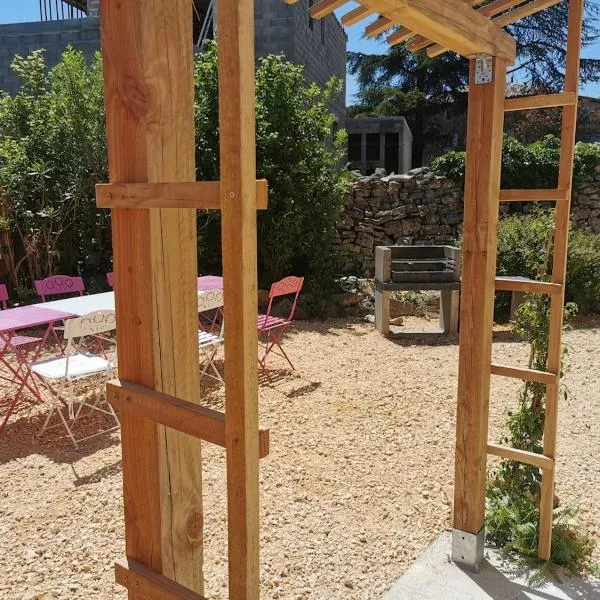 Hébergement avec jardin, hotel em Le Garn