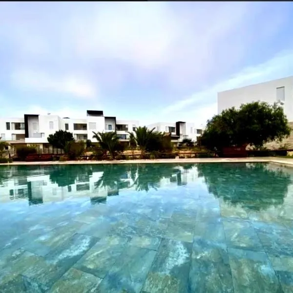2 minutes de la plage , Résidence Tamourrit, Taghazout Bay , vue mer , golf , piscine, hotel em Taghazout