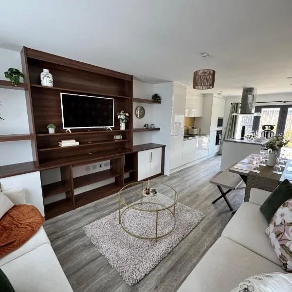 Luxury Retreat for 10 with Hot Tub and Spacious Garden, hotel in Manchester