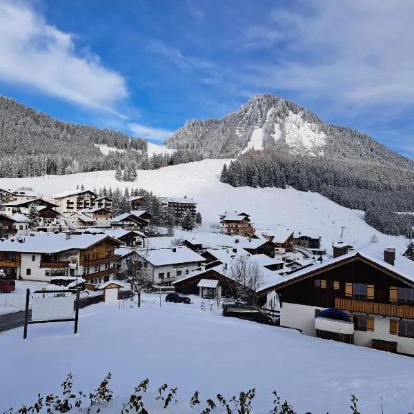 Chalet Zur Rose in Berwang bij de piste, hotel in Berwang