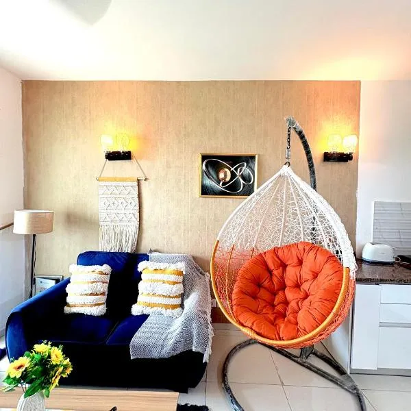 Aura 12 1BR Service Apartment, hotel in Noida