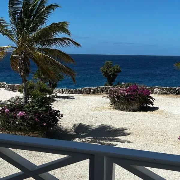Marazul Dive Resort. 3 Bedroom Seafront House. Dive, Snorkel, enjoy amazing sunsets, hotel v destinaci Westpunt