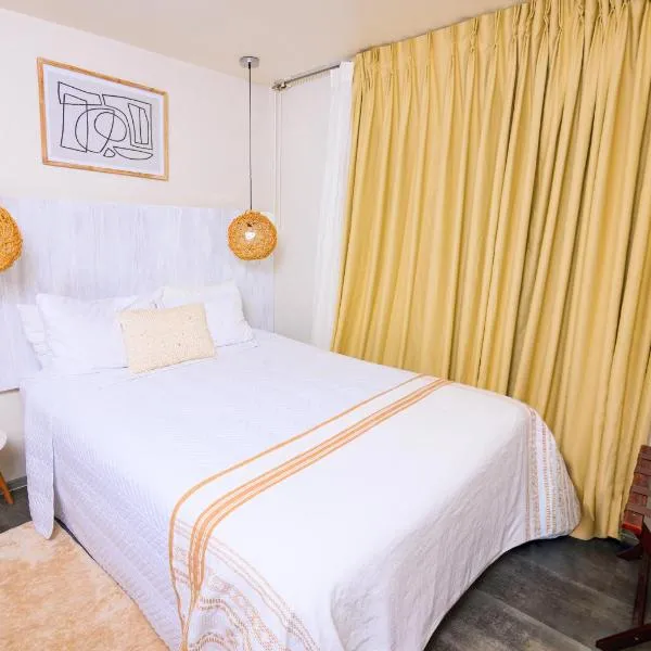 Apt with complimentary ride to airport - Altun Ha Unit Ladyville Airport BELIZE CITY, hotel in Belize City