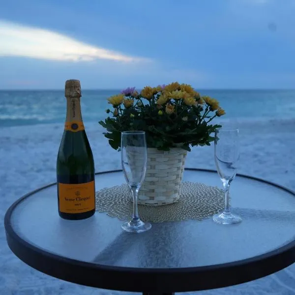 Relax Beachside in This Cozy 1BR Bradenton Condo - Steps from the Sand、ブレイデントン・ビーチのホテル