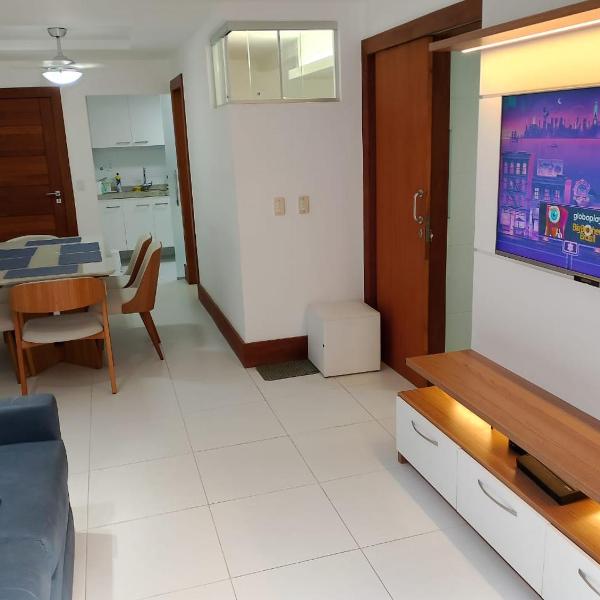 Bonito Apto PÉ NA AREIA aprox 50M Praia do Forte Cabo Frio muito confortável bem equipado bem localizado 90m2 ar cond 12000 Btus nos 2 qtos tv a cabo Netflix Internet 600mb Fica no prédio lanch Play Gui e rest Vira Verão CARNAVAL está disponível - Foto 4