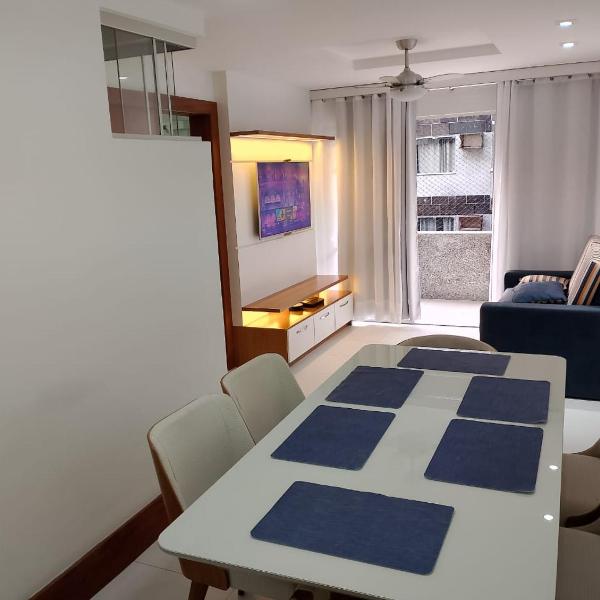 Bonito Apto PÉ NA AREIA aprox 50M Praia do Forte Cabo Frio muito confortável bem equipado bem localizado 90m2 ar cond 12000 Btus nos 2 qtos tv a cabo Netflix Internet 600mb Fica no prédio lanch Play Gui e rest Vira Verão 7 dias ou mais desc 10 por cento