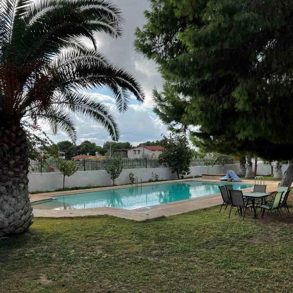 Silver Apartment with Swimming Pool, viešbutis mieste Rafina