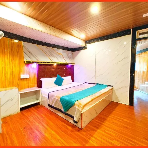 HOTEL ROHILA ! LODGE Walkable Distance From Nainital Lake - View From Room Balcony - WilFi with Parking also Room Services, hotel v destinaci Nainital