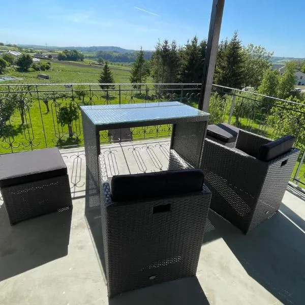 Helle Ferienwohnung mit großem Balkon in Nattenheim in der Südeifel bei Bitburg: Nattenheim şehrinde bir otel