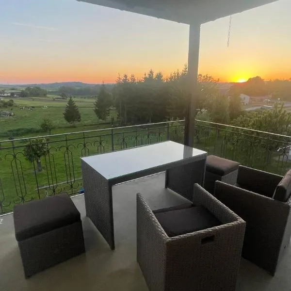 Helle Ferienwohnung mit großem Balkon in Nattenheim in der Südeifel bei Bitburg, hotel in Nattenheim