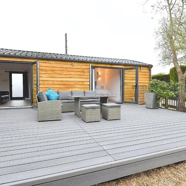Cheerful 1BD Cottage with Parking Nr Guildford, hotel v destinaci Guildford