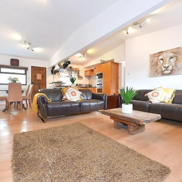 Gorgeous 3BD Cottage with Parking Nr Guildford, hotel v destinaci Guildford