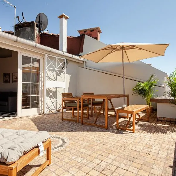 Roof top, close to Taksim, with private terrace, hotelli kohteessa Istanbul