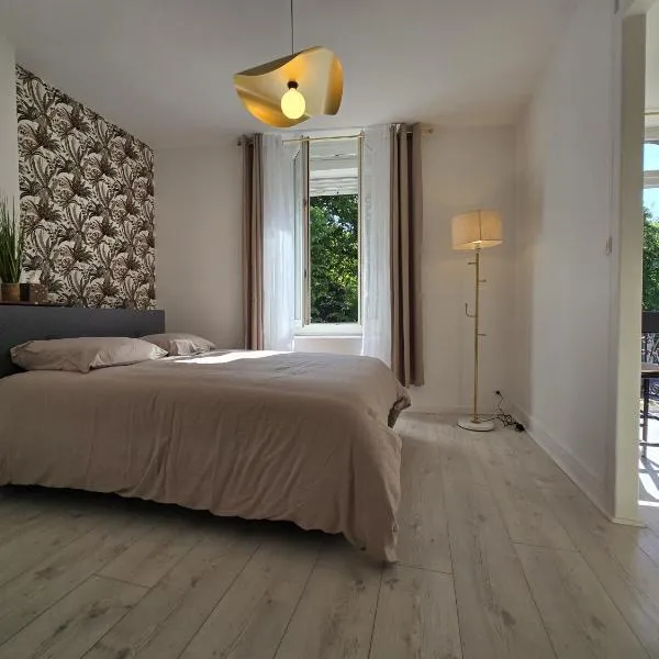 Charmant appartement chambre, cuisine et salle de bain avec balcon sur Jardin Massey, hotel v destinaci Tarbes