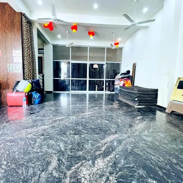 Yamuna Residency ! near Prem mandir & ISCKON temple, with Decent facilities and Fully AC family rooms, hotel v destinaci Vrindavan