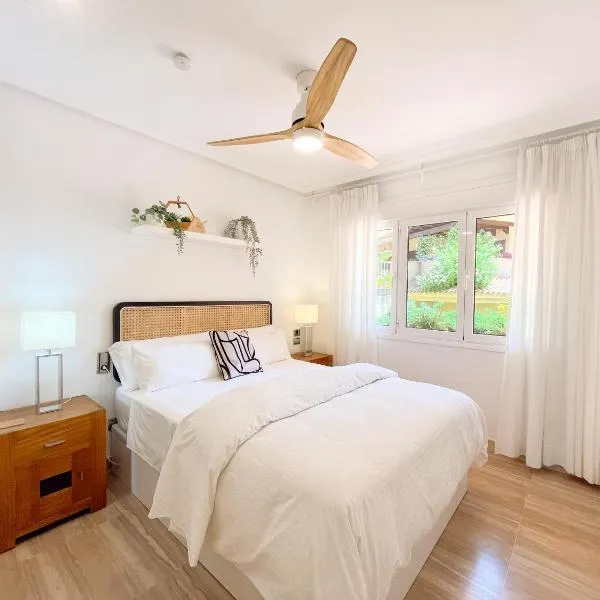 Apartamento en Resort de lujo Isla del Fraile PISCINAS Y JARDINES exuberantes، فندق في أغيلاس