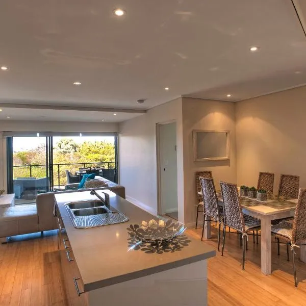 Beach Karma - Three-Bedroom Beachside Escape with Heated Communal Pool in Agnes Water, hotel v destinaci Agnes Water