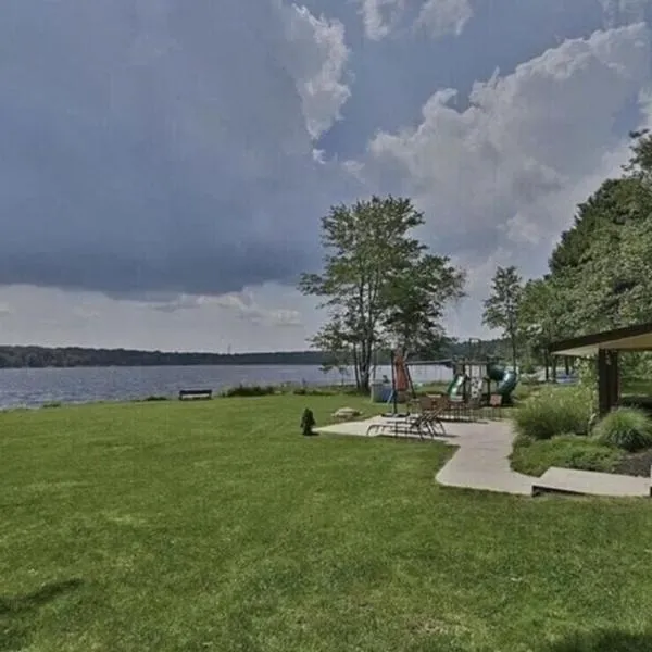Hideaway - LakeHouse/spa/dock/, hotel in Pocono Summit