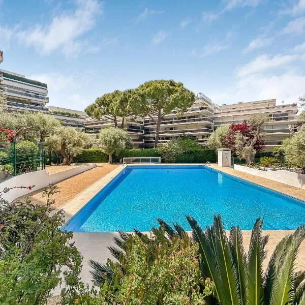 Joli studio 4 pers piscine tout confort, hotel v destinaci Juan-les-Pins