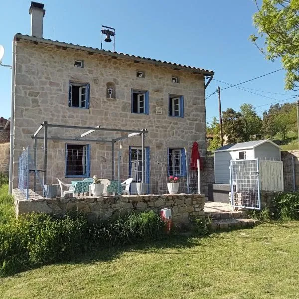 Gîte La Béate des Arnauds, hotel u gradu 'Tiranges'