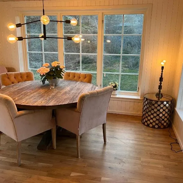 Litet charmigt hus på hästgård, hotel v destinaci Kullavik