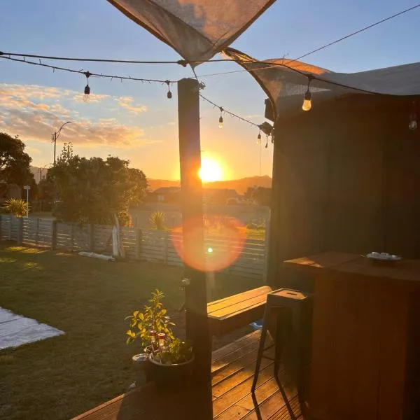 Sunsets on Harbour Kauri or Totara Cabin, Hotel in Matarangi