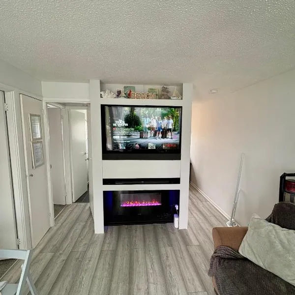 Norfolk Nest 2 bedroom chalet new media wall, hotel u gradu Hemsby