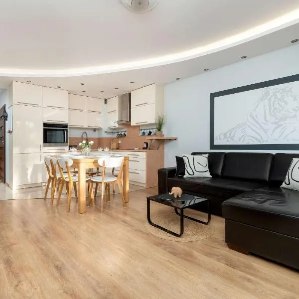 Spacious Two-Bedroom Apartment with 2 Parking Spaces by Noclegi Renters โรงแรมในกดัญสก์