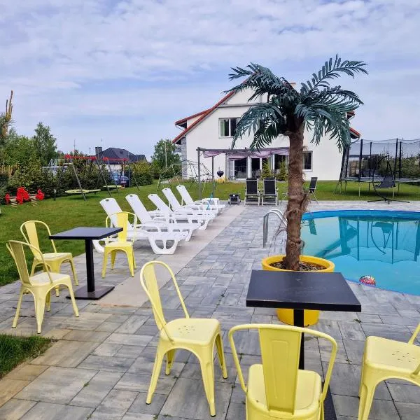 Mazurskie Wzgórze BIS z basenem, hotel in Rydzewo