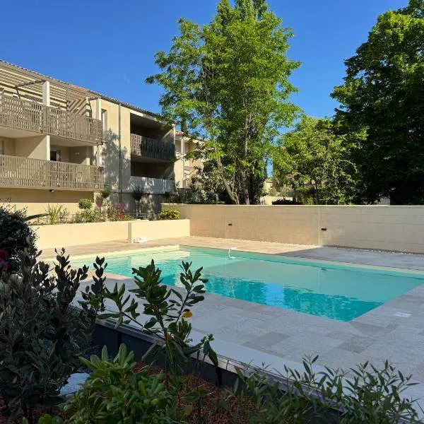 Appartement Uzès, piscine, climatisation, parking privé, hotel in Uzès