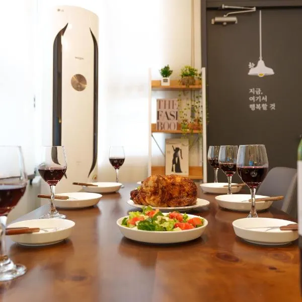 Open#Dongdaegu Station#Luggage Storage#Maximum 8 people#Sensational Accommodation#Hotel Bedding#Silent Fan#1st Floor House, ξενοδοχείο σε Daegu