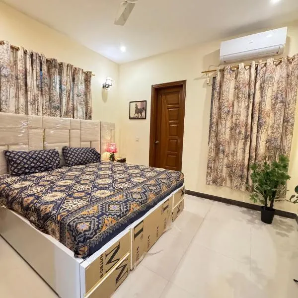 Dream home 2 & 4 bedroom Family house, hotel in Karachi