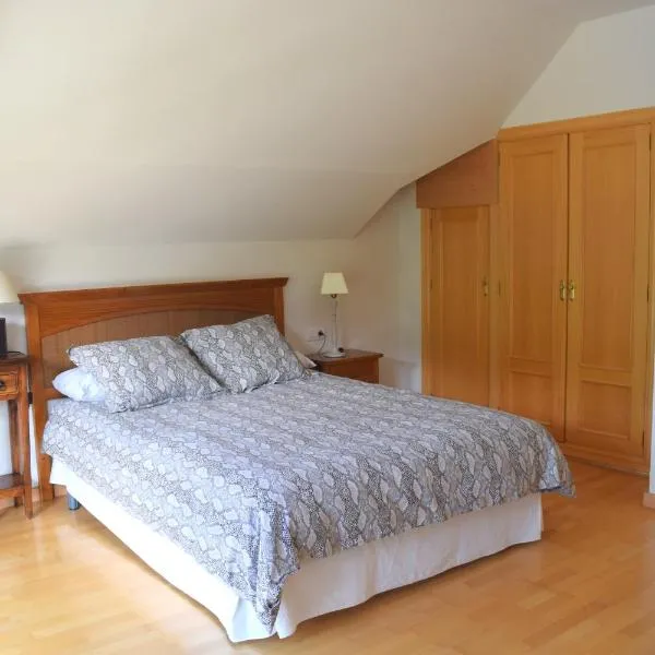 Argualas Triplex con piscina By CARDI Suites, hotel v destinaci Panticosa