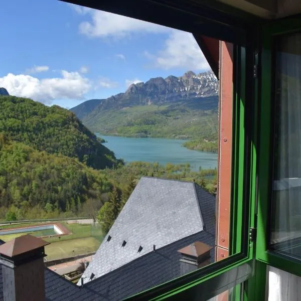 Argualas - Triplex con piscina - By CARDI Suites, hotel in Panticosa