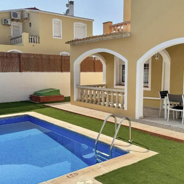 Chalet Villafranca Menorca con piscina privada, hôtel à Cala'n Bosch
