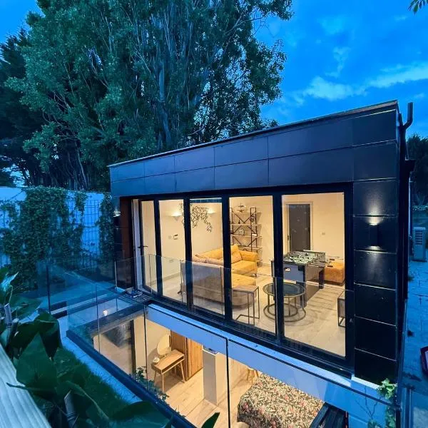 Chic 2 Bedroom Modern Cave House, Hotel in London