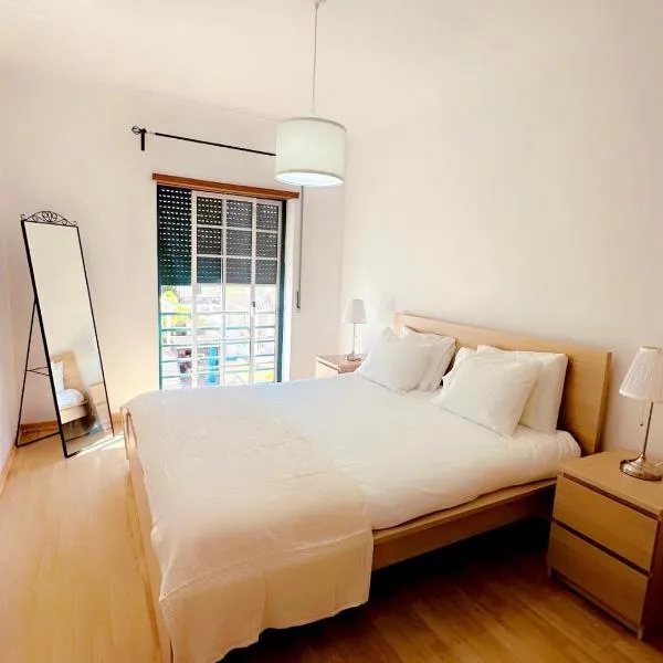 Elegant Getaway II - Lisbon- 2 bedroom apartment in Montijo, hotel in Atalaia