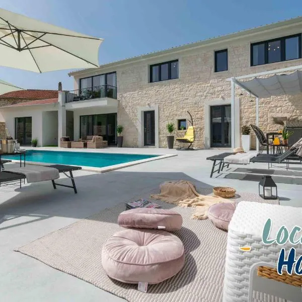 Designer Villa Simone - Modern & Heritage Style with 30 m2 pool, hotel a Kringa