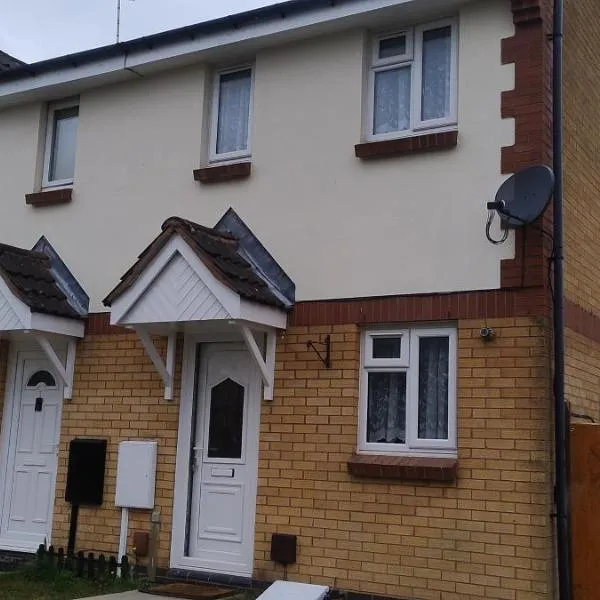 Entire 2 bedroom home with parking in Coventry, UK, hotel i Coventry