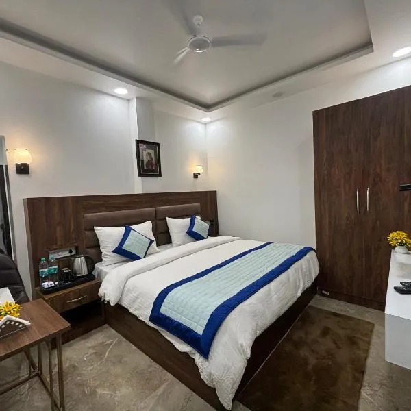 Hotel Kuber International-IGI Airport Delhi, hotel in Jāmb
