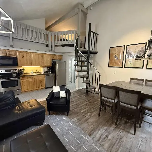 Boyne Mountain Condo -Sleeps 12, hotel in Boyne Falls
