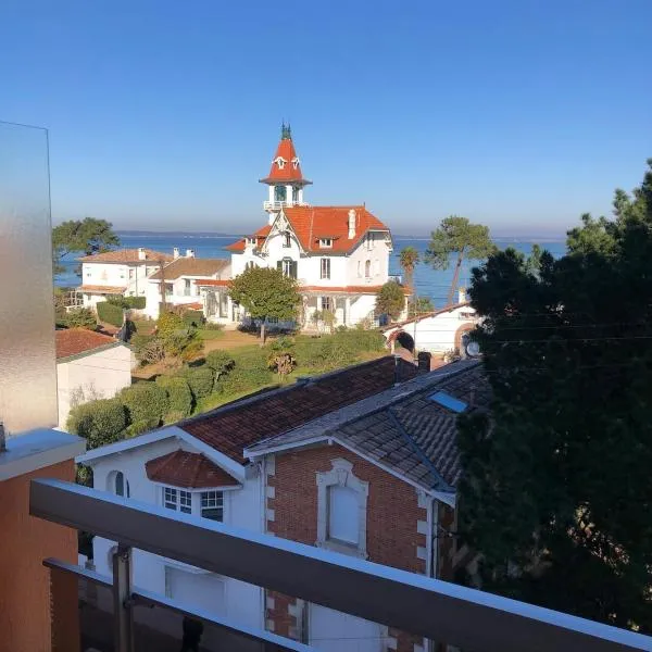 appartement entierement rénové avec vue sur le bassin et villa St Yves parking privé, hotel u gradu Arkašon