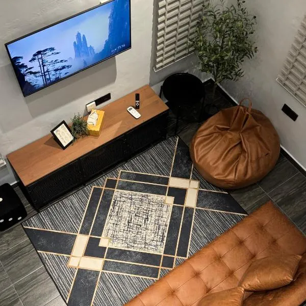 Industrial Loft Tinyhouse Homestay - 2 Queen Bed, Free Netflix, Prime & Wi-Fi Near Bukit Mertajam, hotel in Kubang Semang