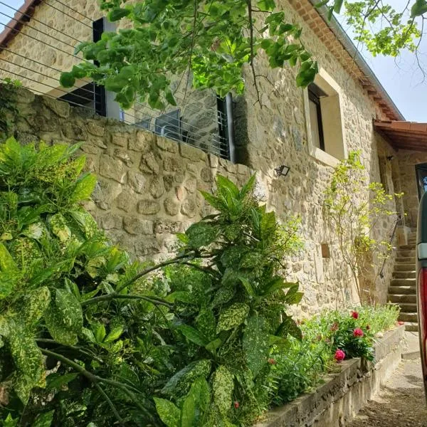 Maison au cœur de la vallée du DOUX , Ardeche, hotel en Colombier-le-Vieux