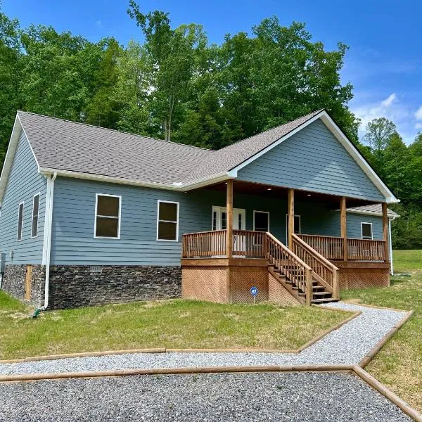 Adventure Cabin with Private Pond Near New River Gorge, Gauley & Summersville Lake, hotel u gradu Mount Lookout