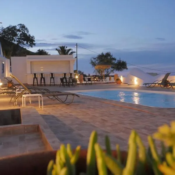 Ancient Thera Apartments، فندق في كماري
