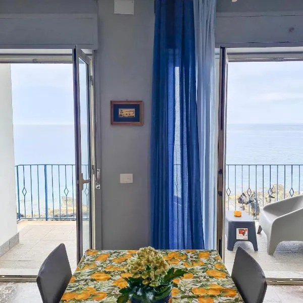 LaLuna Apartments - Sea Panorama - 20mins from CTA airport, hotel in Acitrezza