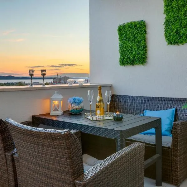 Stella Maris 2BDR, balcony, sea view, garage, BBQ, hotel in Zadar