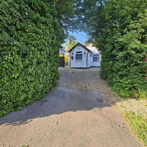 The Enchanted House, hotel in Leavesden Green